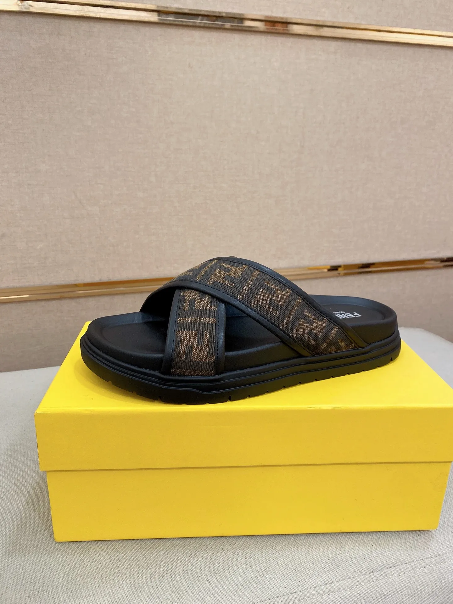 Factory price: 320💰 [Fendi Slippers] High-end brand of men's shoes, official website 1:1 latest masterpiece: original mold customization, the fabric is made of imported original materials, upgraded outsole, lighter and non-slip. The market's top quality, simple yet tasteful, a must-have for fashionistas, fashionable at your feet, full of confidence, the same style at the counter 👍The season of summer slippers is here. Code: 38-44 (45 is custom-made and cannot be returned or exchanged)